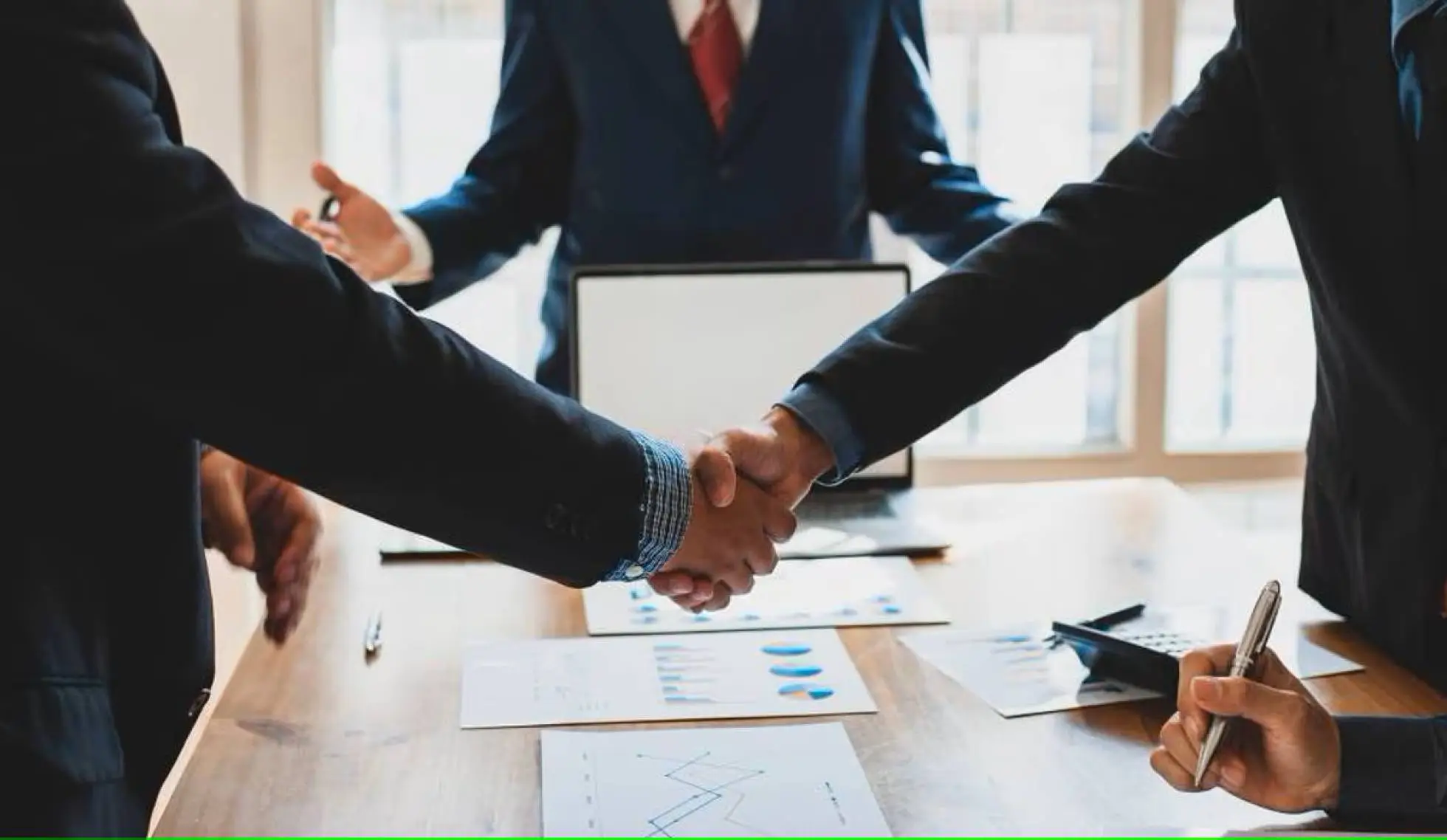uomini d'affari che si stringono la mano chiudendo un accordo commerciale